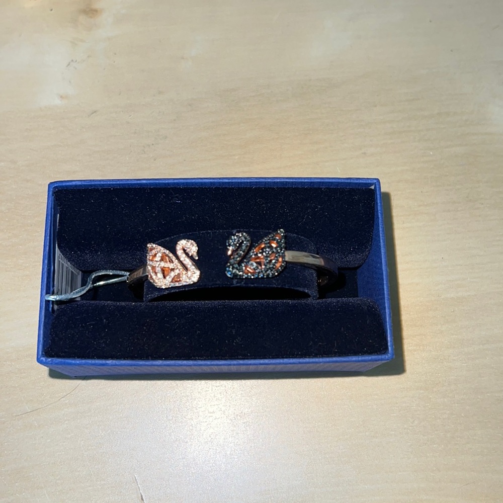 Facet Swan Bangle